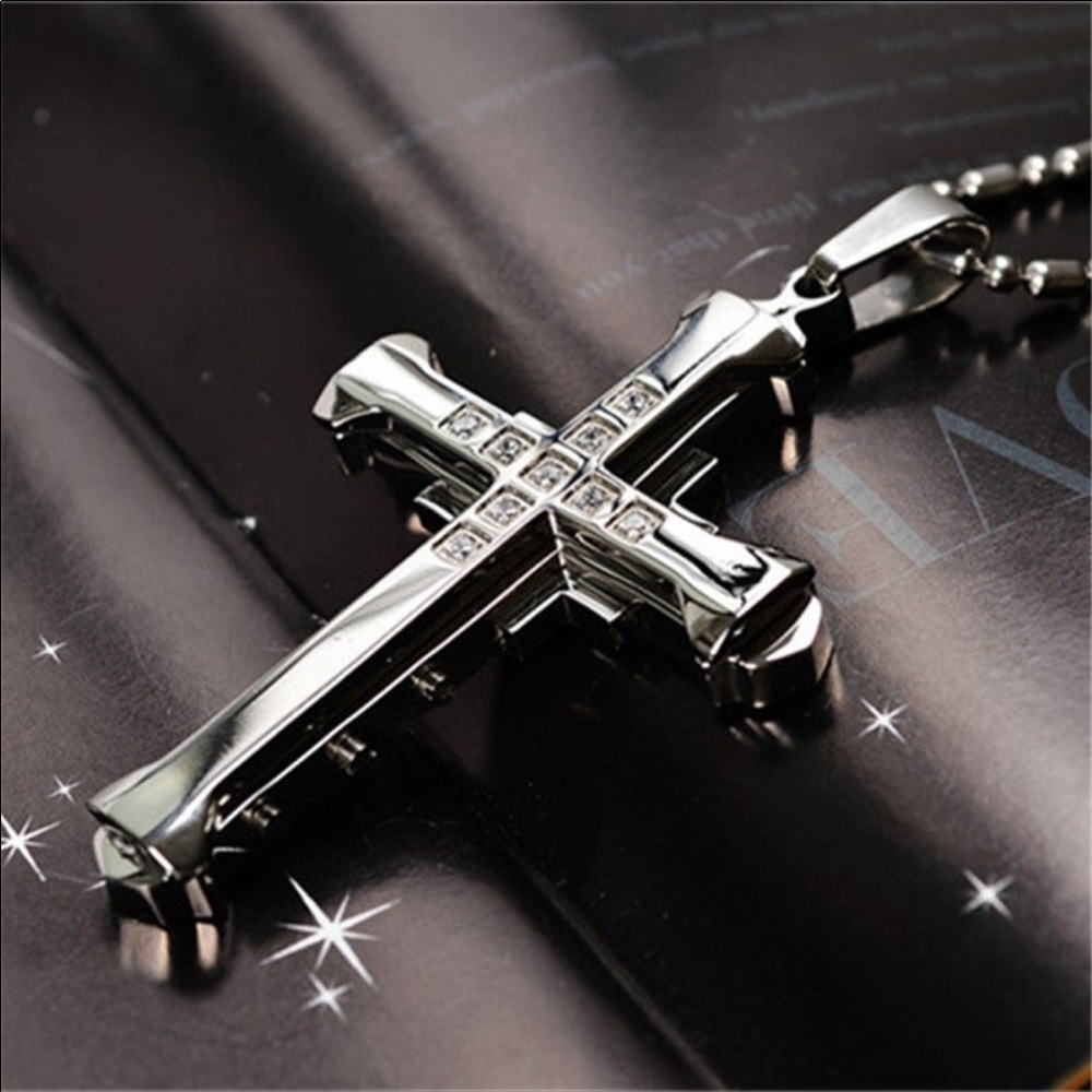 - New 2021 Men’s Crystals Cross Necklace